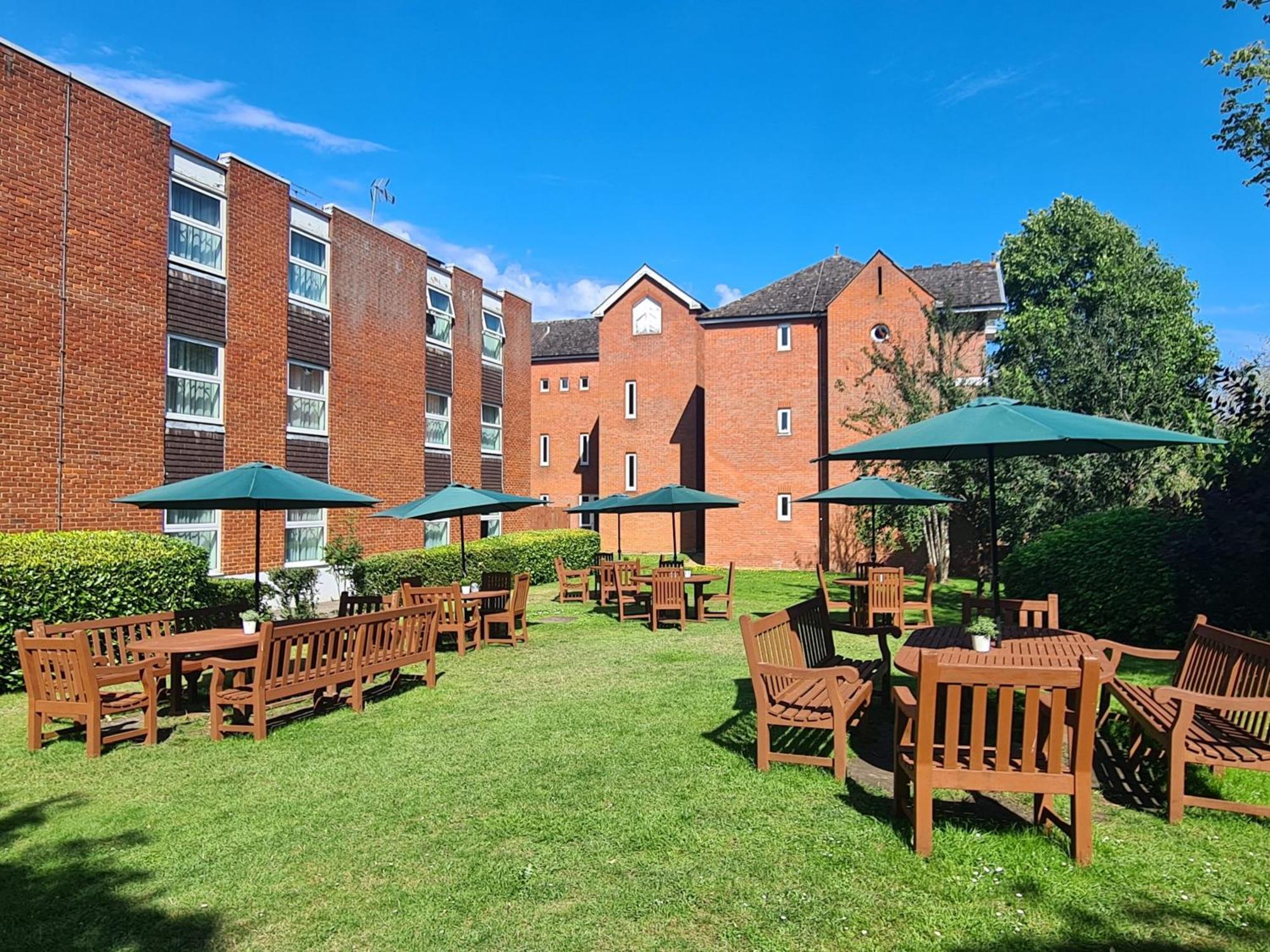 Holiday Inn Farnborough By Ihg Екстер'єр фото